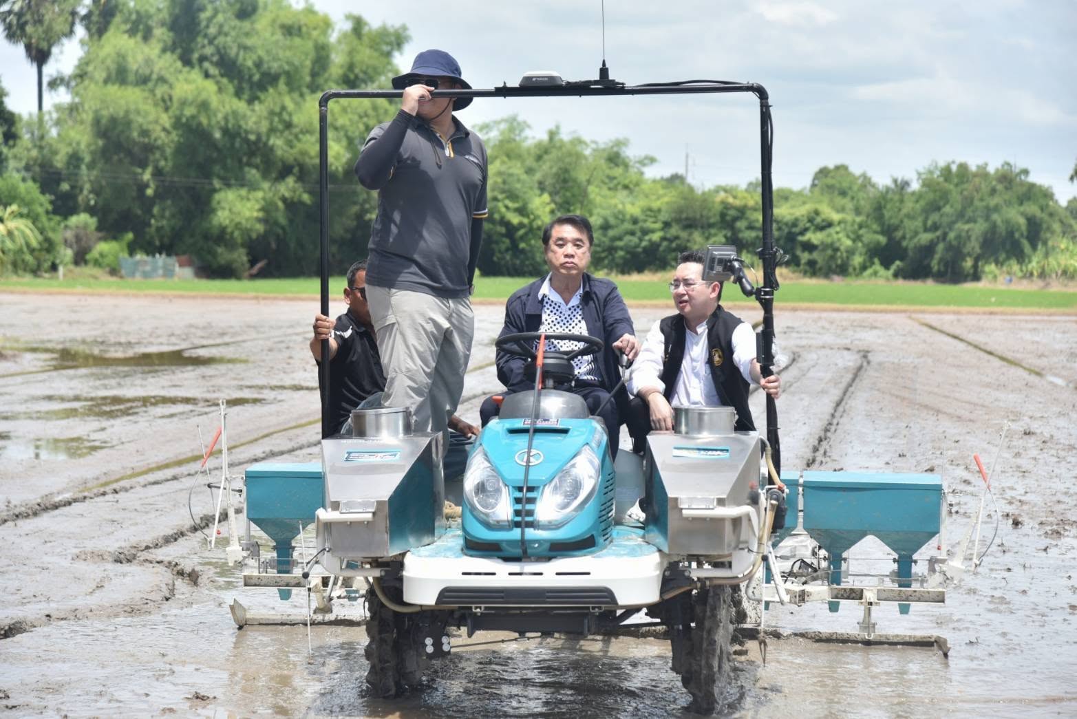 title - ส.ป.ก. ร่วมติดตาม รัฐมนตรีว่าการกระทรวงเกษตรและสหกรณ์ และคณะ ลงพื้นที่ตรวจราชการ จังหวัดสุพรรณบุรี